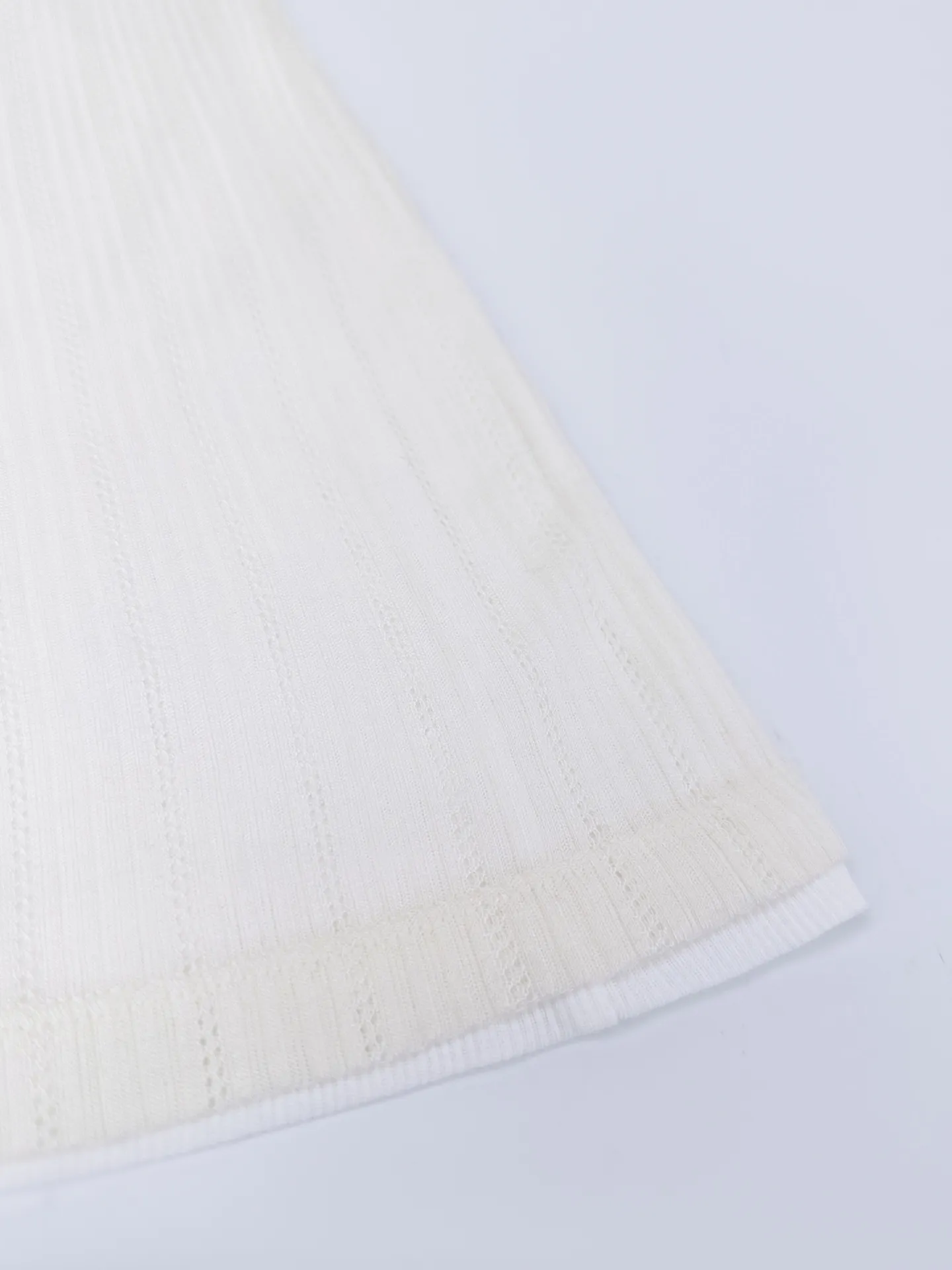 Women's Acn Studios layered long-sleeved dress, custom-made soft matte vertical pattern comfortable gauze, light and transparent, soft and skin-friendly. The warm milky apricot tone spreads across the skirt, with layers of nude powder and Cream White, clean and moist, with a hint of Korean sweetness. The fake two-piece stacking is ingenious. The outer layer of the sling shoulder strap is embellished with delicate small bows, softening the femininity; the inner T-shirt is supplemented by a half-button placket, enriching the level of details. A satin logo tag is embellished at the back neckline for subtle brand recognition. Fitted and neat silhouette, the skirt falls to the middle of the thigh, just right to modify the body proportions, blending a sweet and girly look with a relaxed everyday feel. A skirt outlines a soft figure, and the details meet the romance of a girl. 1. Hierarchical stacking of fake two-piece splicing: layered and locked with precise stitches, multiple pieces of different materials are spliced ​​and locked, and the patchwork of different materials is fully edge-locked. The inner and outer layers are seamlessly combined to visually present the layering of two pieces. 2. Ribbons are embellished with hand-made bows, hand-knotted and shaped, with hidden stitches and seams. There is no trace on the front, and it is only fixed at a single point. The shape is flexible and hand-made. Accessories: Customized 1:1 Acne bow Customized 1:1 Acne label Customized 1:1 Acne trademark Version: Fitted version Size: S M L Style number: FF